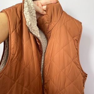 Reversible puffer vest